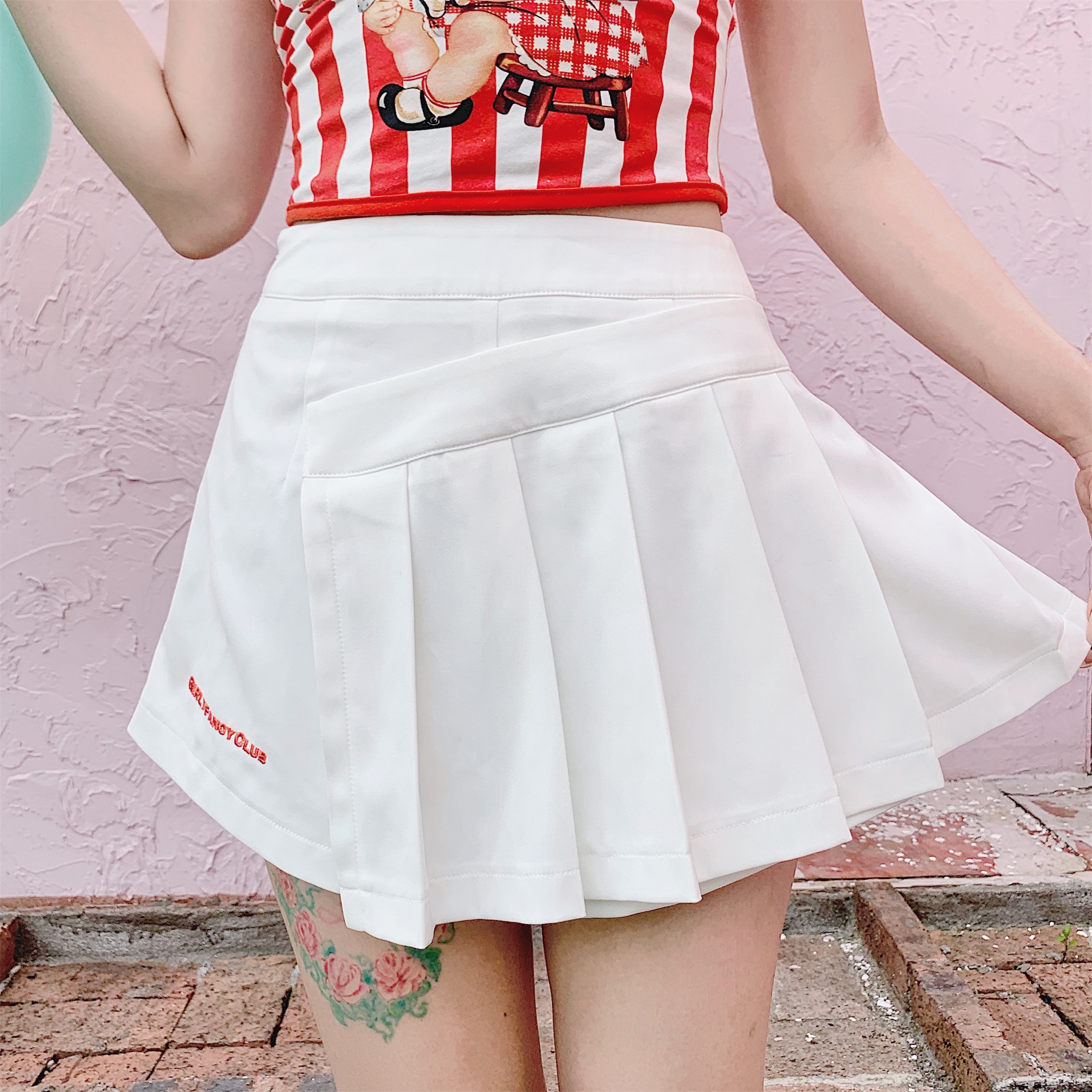 Girly Fancy Club : กางเกงขาสั้นสไตล์หวานน่ารักแต่งจีบกระโปรงด้านหน้า ปักแบรนด์ Girly Fancy Club