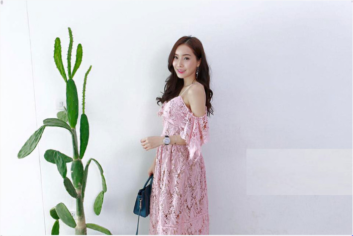 ชุดเดรสออกงานสีชมพู เปิดไหล่ ผ้าลูกไม้ สวยหวาน ดูดี
