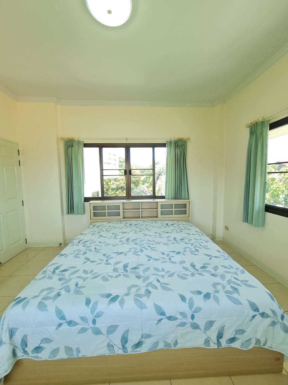 🏡 ขายบ้านเดี่ยวหลังใหญ่ วิวภูเขาล้อมรอบ หมู่บ้านพบโชคการ์เด้นฮิล (Phobchok Garden Hill) บางเสร่ – สัตหีบ