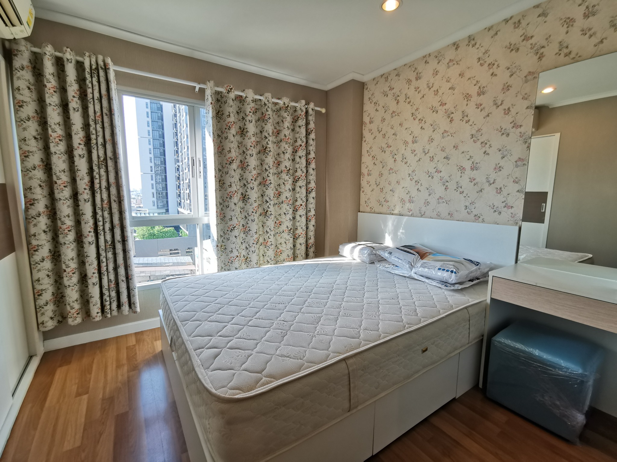 ให้เช่าคอนโด Lumpini Place Ratchayothin (ลุมพินี เพลส รัชโยธิน) ห้อง 1 Bedroom ขนาด 28 ตร.ม. อาคาร A ชั้น 11 เฟอร์นิเจอร์ Built-in สไตล์วินเทจ หัวนอนทิศตะวันออก