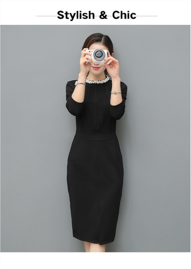 ชุดเดรสทำงานสีดำ ทรงเข้ารูป แขนยาว คอปิดประดับมุก แนวเรียบหรู สวยสง่า ดูดี สไตล์สาวออฟฟิศ