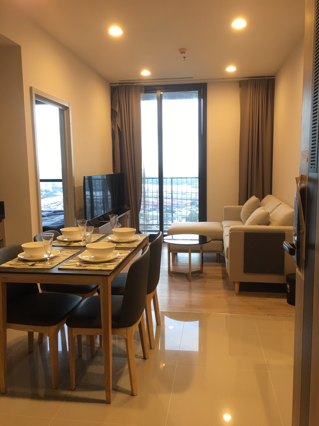 ให้เช่าคอนโด OKA HAUS Sukhumvit 36 (คอนโด โอกะ เฮ้าส์ สุขุมวิท 36 ) 2 ห้องนอน 2 ห้องน้ำ (มีอ่างอาบน้ำ) ขนาด 50 ตรม ชั้น 37 วิวแม่น้ำ