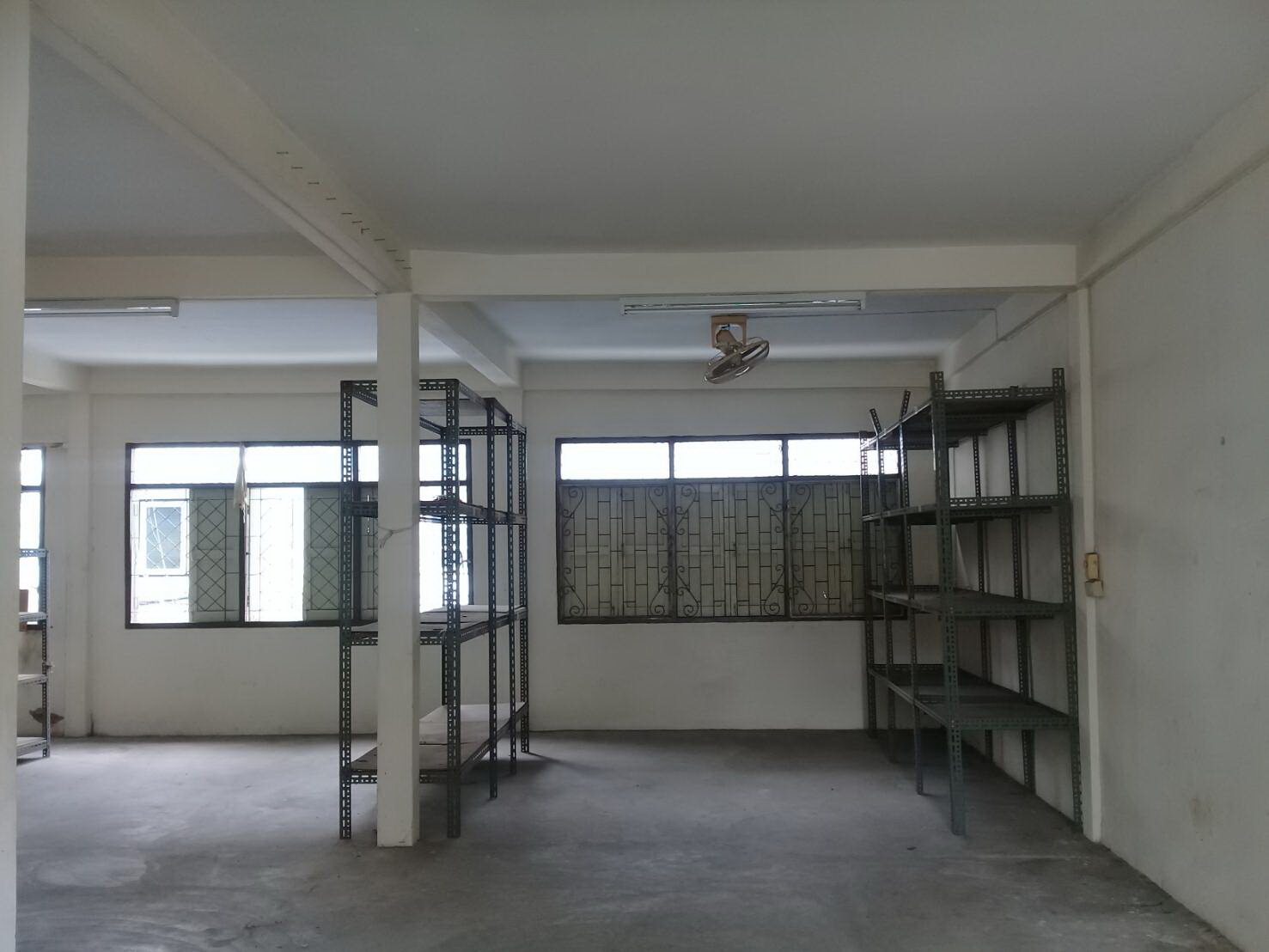 ให้เช่าอาคารพาณิชย์ 3 ขั้น 3 คูหาทะลุติดกัน เนื้อที่ประมาณ 40 ตารางวา