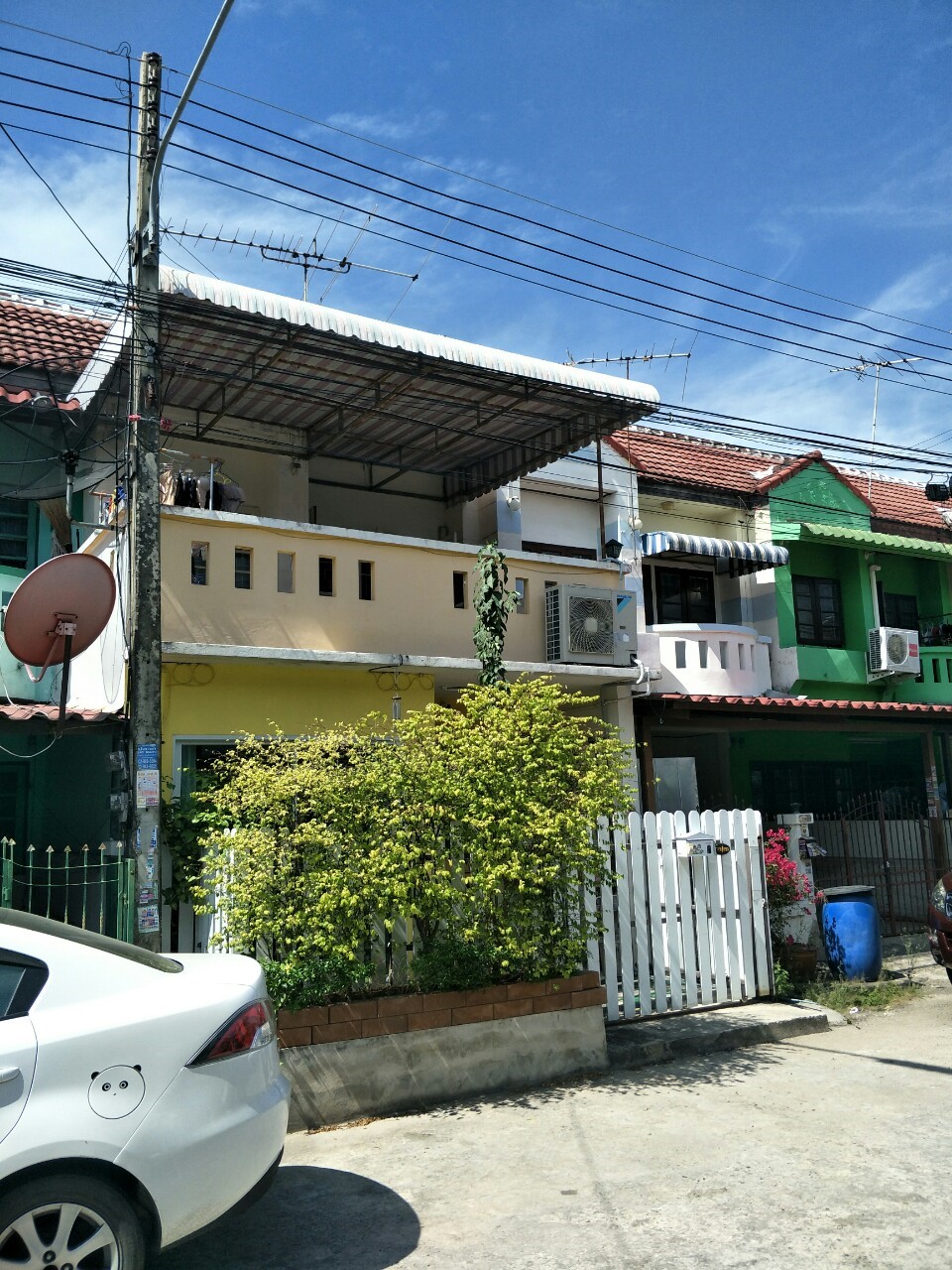 ขายทาวน์เฮ้าส์ 2 ชั้น ซื้อบ้านมีเงินทอน โครงการหมู่บ้าน คัทลิยา วิลล์ ลำลูกกา คลอง 3 — ติดถนนใหญ่ ไม่ต้องเข้าซอยย่อย