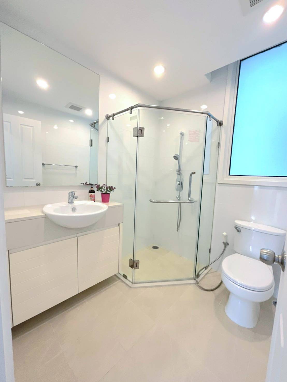 ให้เช่าคอนโด Siri Residence (สิริ เรสซิเด้นซ์) (สุขุมวิท 24) 2 ห้องนอน 2 ห้องน้ํา (1 อ่างอาบน้ํา) ขนาด 93 ตารางเมตร