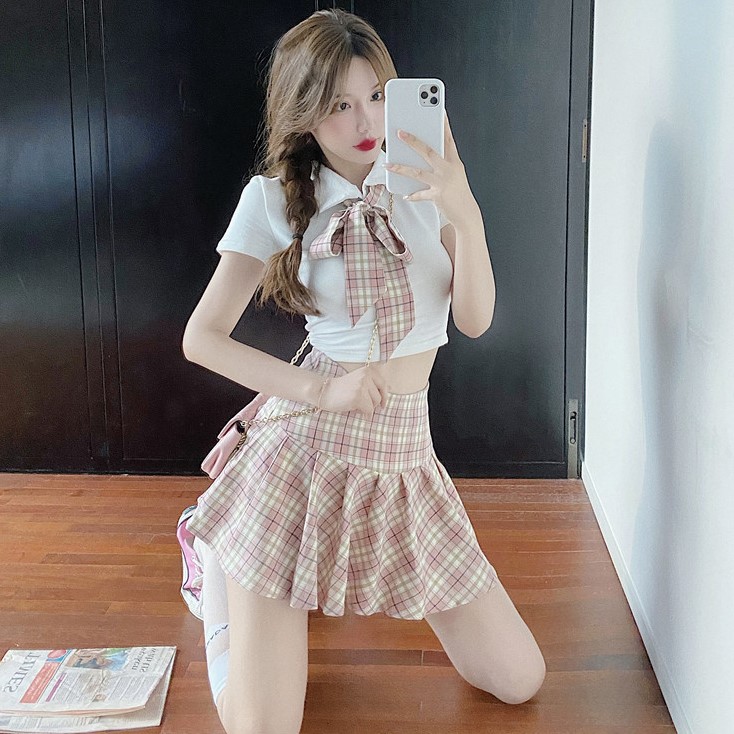 พรีออเดอร์ : ชุดเซ็ตแฟชั่นน่ารักๆ เสื้อครอปสีขาว + กระโปรงลายสก็อต + โบว์เข้าชุด