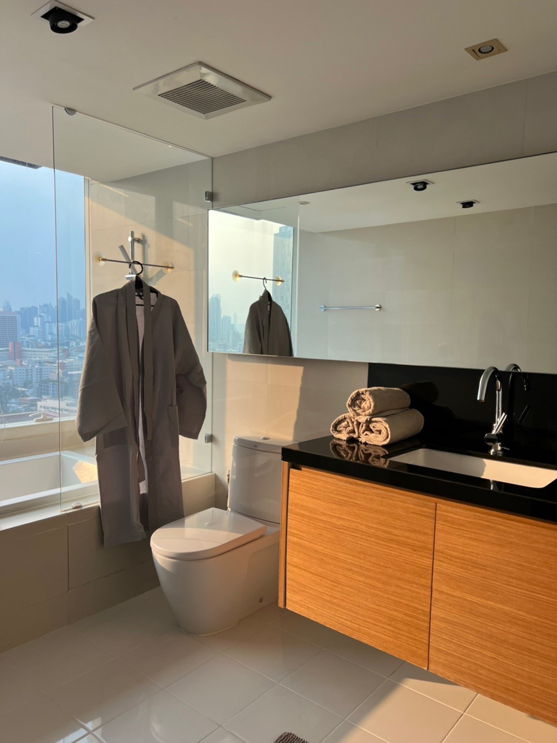 ขายคอนโด Eight Thonglor Residence (เอท ทองหล่อ เรสซิเดนซ์ ) ลักษณะห้อง - ขายคอนโดชั้น 23 วิวสระว่ายน้ำ ราคา 22 ล้าน