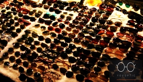 ร้านแว่นสายตา Youoptic จำหน่ายกรอบแว่นสายตา กรอบแว่นกันแดด แว่นกันแดด พร้อมให้บริการตรวจวัดสายตาฟรี ให้คำปรึกษาเรื่องแว่นสายตา เรื่องแว่นกันแดด เรื่องเลนส์แว่นสายตา เลนส์แว่นกันแดด เลนส์กันรังสีสีฟ้า เลนส์กันรังสีจากคอมพิวเตอร์ เลนส์กันรังสีสีม่วง เลนส์กันแสง UV พร้อมเลนส์ progressive มีเครื่องตรวจเลนส์ progressive หรือ progressive เลนส์ให้ทดลอง เปรียบเทียบ พร้อมเลนส์ transition ให้ทดสอบหลากหลายยี่ห้อ เจอกันที่นี่ที่เดียว โดยศูนย์แว่นตา Youoptic