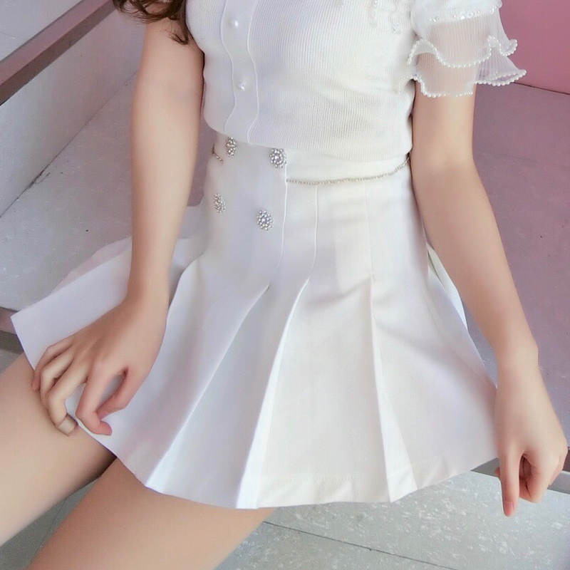 พรีออเดอร์ : กระโปรงจีบรอบแฟชั่นสไตล์หวานน่ารักๆ สีขาว แต่งกระดุมตามแบบ
