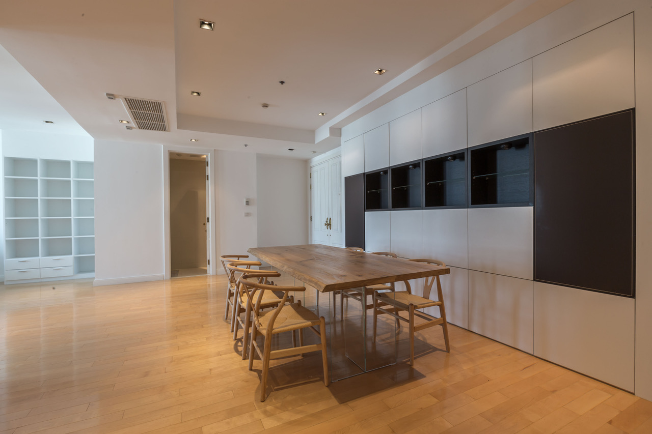 ให้เช่าคอนโด Athenee Residence (แอทธินี เรสซิเด้นซ์) 3 ห้องนอน 4 ห้องน้ำ 1 ห้องแม่บ้าน ขนาด 178 ตร.ม