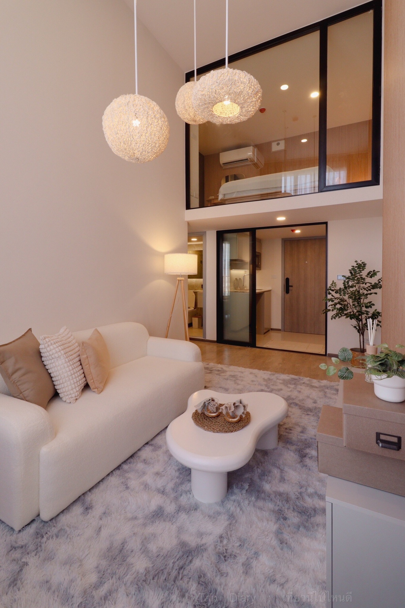 ✨ ให้เช่าคอนโดใหม่ SOHO Bangkok Ratchada (โซโห แบงค็อก รัชดา) 📍 ใกล้ MRT ห้วยขวางเพียง 200 เมตร | ห้องใหม่ สไตล์มูจิ | Duo Space 2 ชั้น เพดานสูง 4 เมตร วิวสวย ชั้น 18!