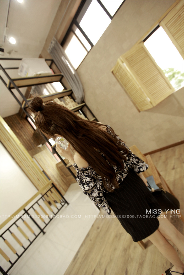เสื้อเปิดไหล่สีดำ ลายดอกไม้ ทรงปล่อย สวย น่ารัก สไตล์เกาหลี
