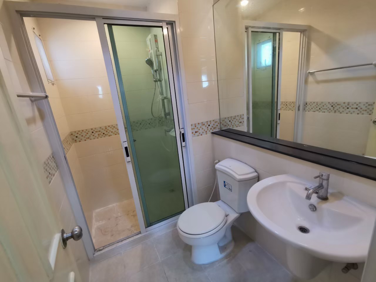 ขาย / เช่า ขายต่ำกว่าราคาตลาด** โฮมออฟฟิศ ทาวน์โฮม 3 ชั้น หมู่บ้าน The Metro Sathorn ใกล้ BTS วุฒากาศ