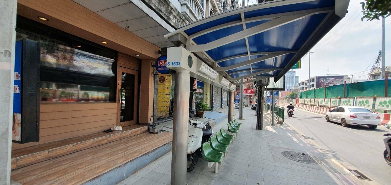 ขาย / เช่า ตึกแถว ตกแต่งแล้วบางส่วน เลขที่ 2272/2 สูง 6 ชั้น 5 นอน 5 น้ำ 300 ตร.ม ติดถนนใหญ่รามคำแหง 42