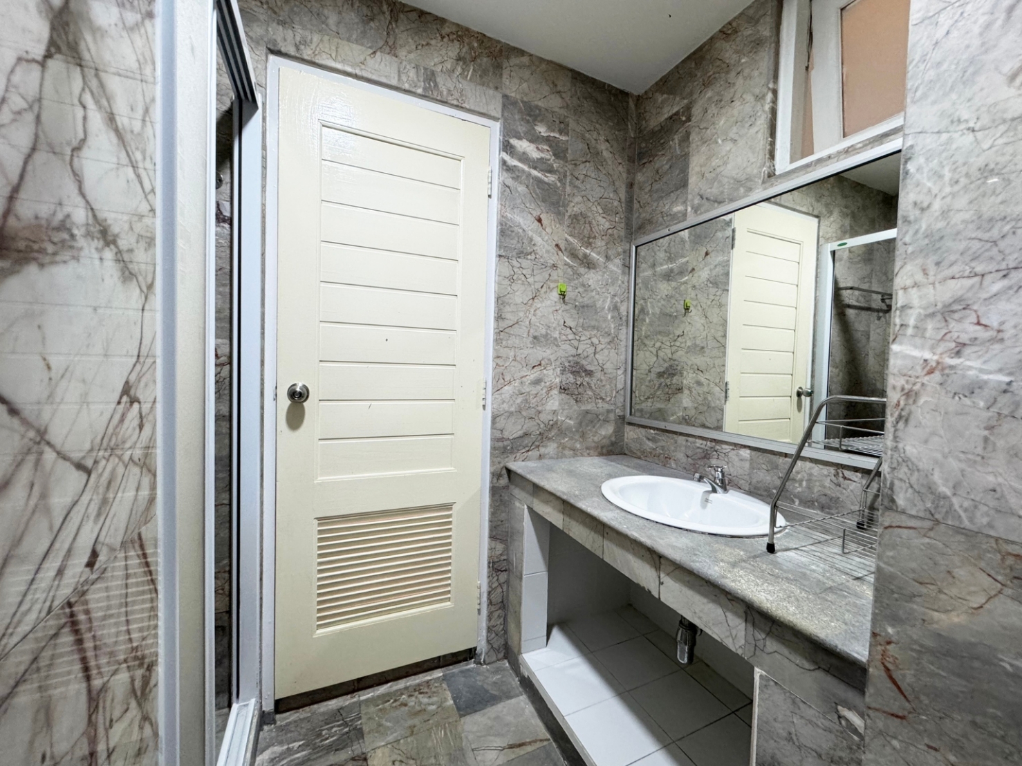 ขาย / ให้เช่าทาวน์เฮ้าส์ 4 ชั้น เนื้อที่ 31.5 ตร.วา พื้นที่ใช้สอยกว่า 300 ตร.เมตร หมู่บ้านวราธรวิลล์ พัฒนาการ 44 พร้อมอยู่