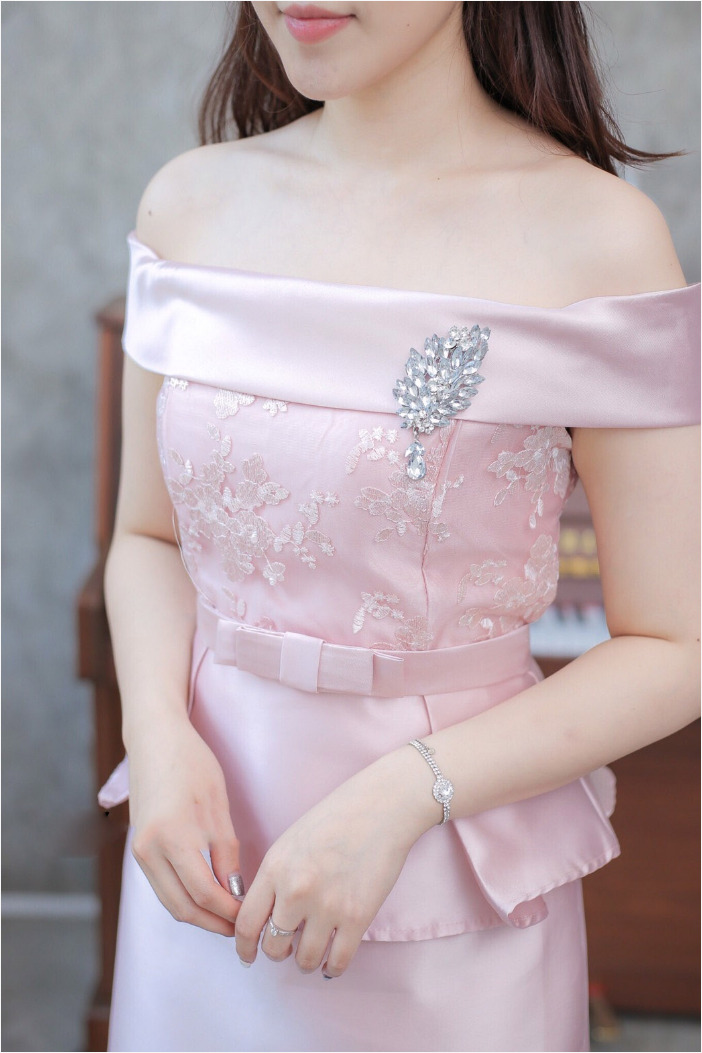 ชุดออกงาน/ชุดไปงานแต่งงานสีชมพู เปิดไหล่ ทรงเข้ารูป ลุคเรียบหรู สวยสง่า