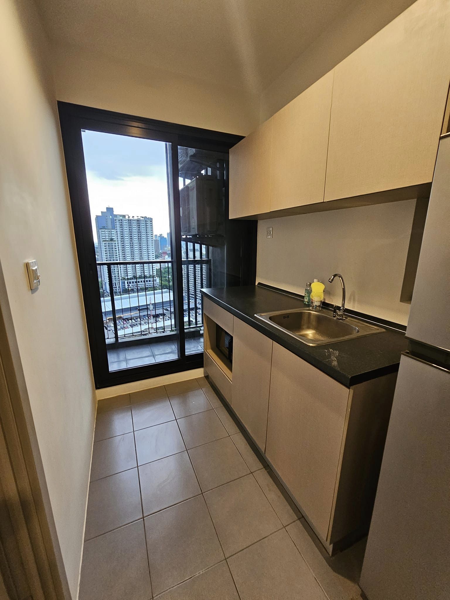 ให้เช่าคอนโด The Politan Rive ห้องขนาด 24.5 ตรม.บ้านเลขที่ 28/736 ชั้น 23 (2340) ทิศใต้ วิวสระว่ายน้ำ