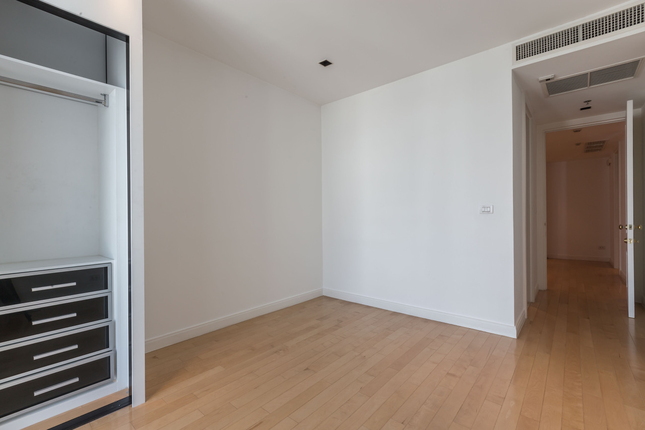 ให้เช่าคอนโด Athenee Residence (แอทธินี เรสซิเด้นซ์) 3 ห้องนอน 4 ห้องน้ำ 1 ห้องแม่บ้าน ขนาด 178 ตร.ม