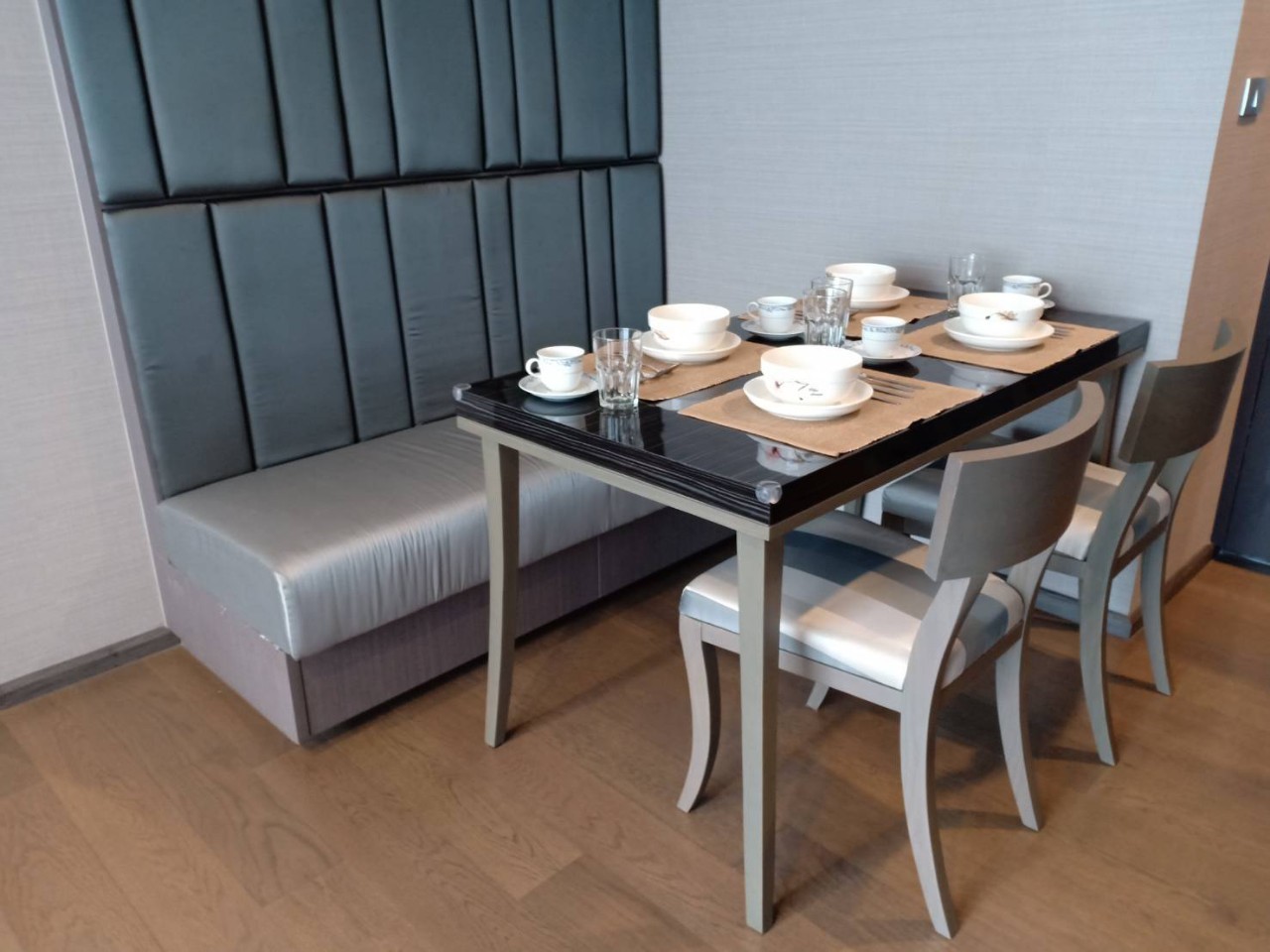 ให้เช่าคอนโด The Diplomat Sathorn (เดอะ ดิโพลแมท สาธร) 2 ห้องนอน 2 ห้องน้ำ ขนาดพื้นที่ใช้สอย 77 ตารางเมตร