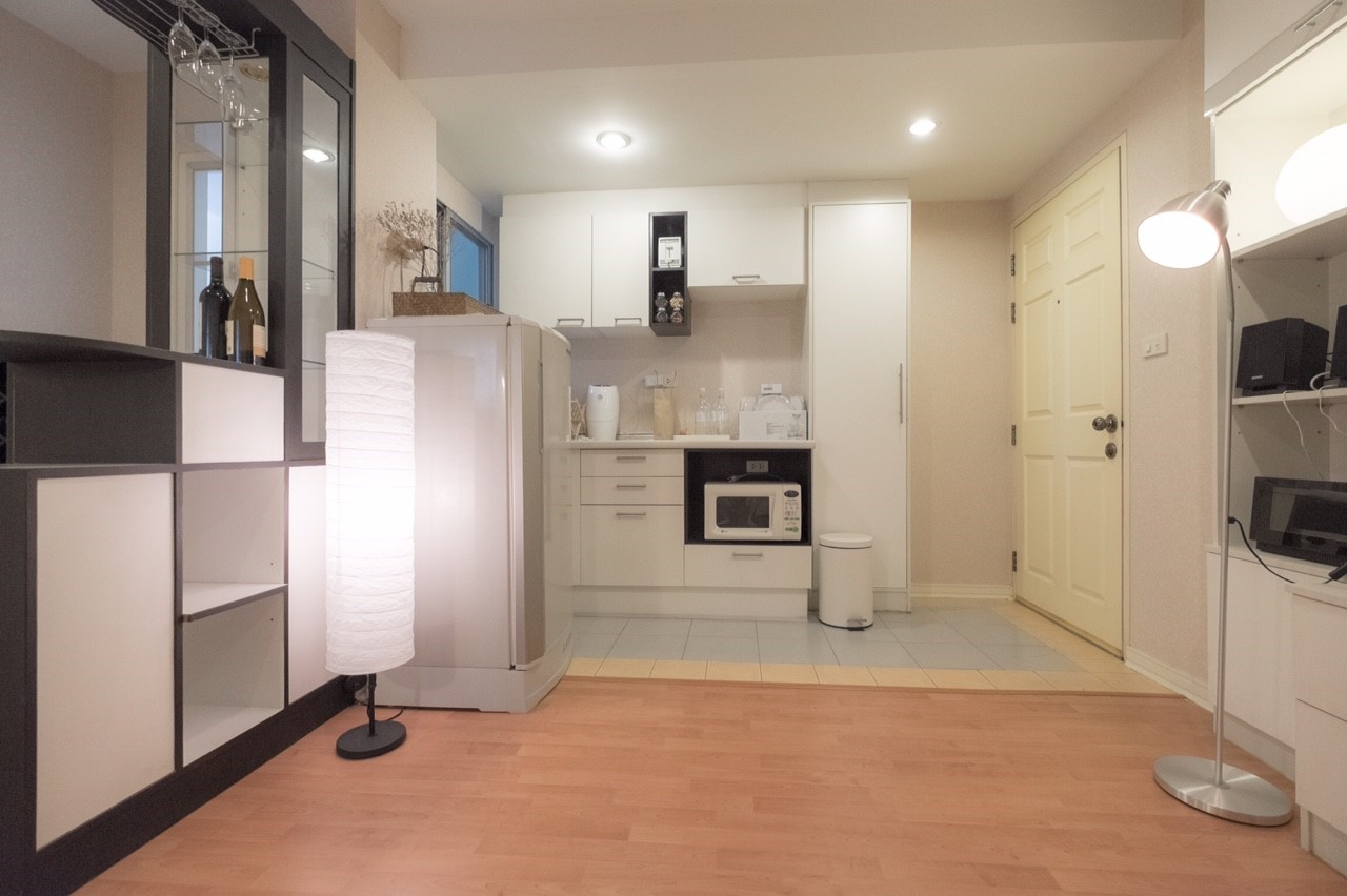 ขายคอนโด Parkview ( พาร์ควิว – วิภาวดี ) 1 ห้องนอน ราคา 1.95 ล้าน ห้องมุม พื้นที่ 33.5 ตร.ม ทิศเหนือ ตึก C4 ชั้น 2 พร้อมเฟอร์นิเจอร์ บิ้วอินท์