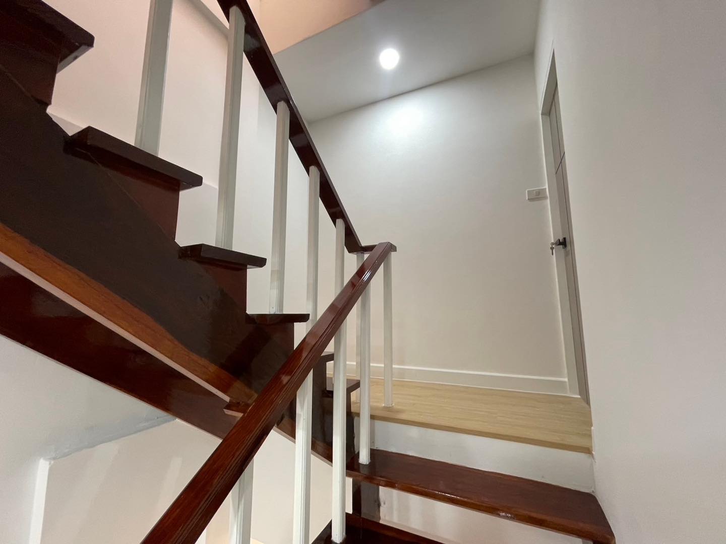 ด่วน! ทาวน์โฮม 3 ชั้น ติวานนท์ 43 ใกล้ MRT สามัคคี ✨ รีโนเวทใหม่หมดจด! ราคาพิเศษ ฿3.99 ล้าน