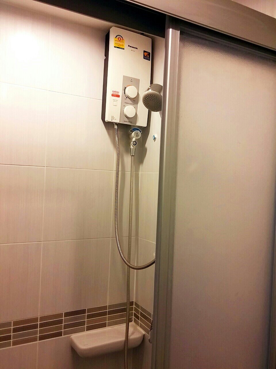 คอน โดลุมพินีพาร์ค พระราม 9 - รัชดา RCA อาคาร A ชั้น 24 วิวมองเห็นสระน้ำ ระเบียงหันไปทางทิศใต้ รับลมเกือบทั้งปี