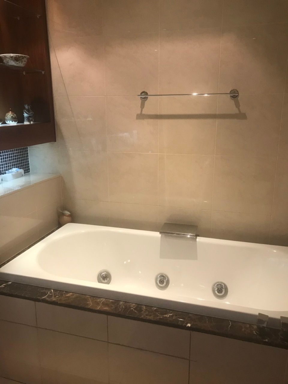 ขายคอนโด The Lakes (เดอะ เลค) (เลี้ยงสัตว์ได้) 3 ห้องนอน + 1 ห้องแม่บ้าน 4 ห้องน้ำ