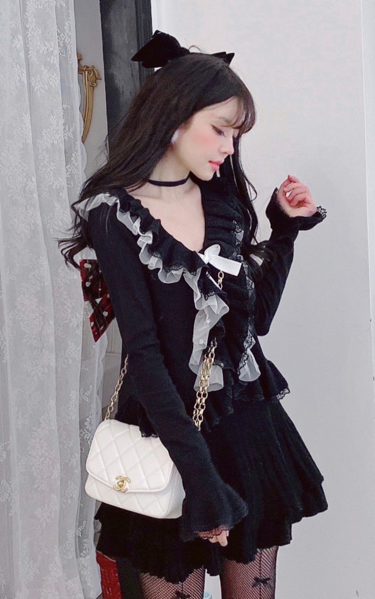 Summer Joy : พรีออเดอร์ คาร์ดิแกนถักลายลูกไม้ และกระโปรงแฟชั่นสีดำตามแบบ แบรนด์แท้