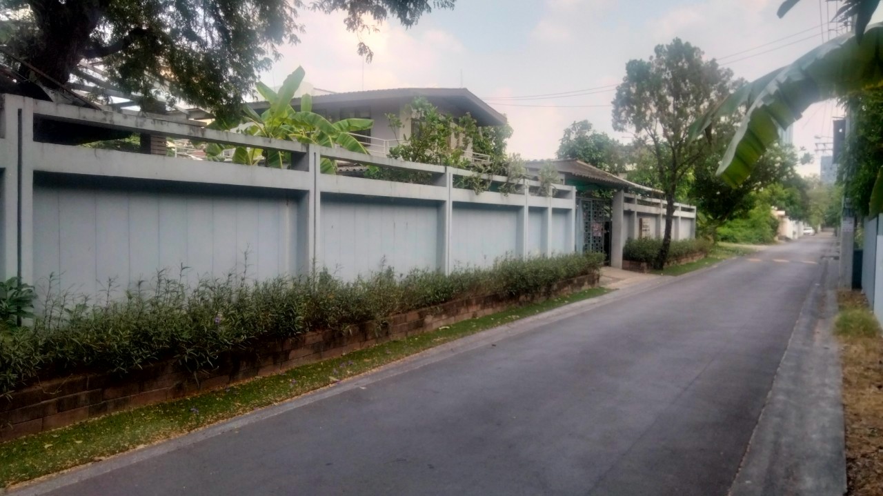 ให้เช่าบ้านเดี่ยว 2 ชั้น ซอยลาดพร้าว 1 แยก 25 มี 5 ห้องนอน 3 ห้องน้ำ 1 ห้องครัว 1 ห้องรับแขก นอกบ้านมีห้องเก็บของ