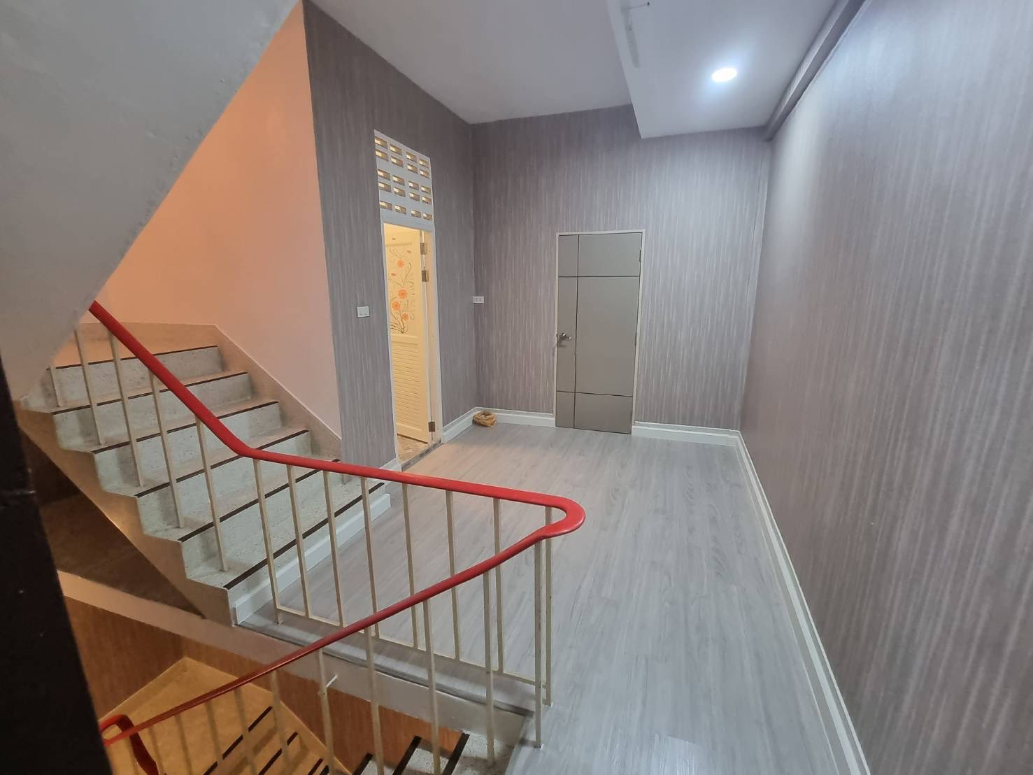 ปล่อยเช่าพร้อมขาย บ้านเดี่ยว 4 ชั้น ย่านสุทธิสาร 📍 ทำเลทอง! ห่าง MRT สุทธิสารเพียง 450 เมตร เดินสบาย