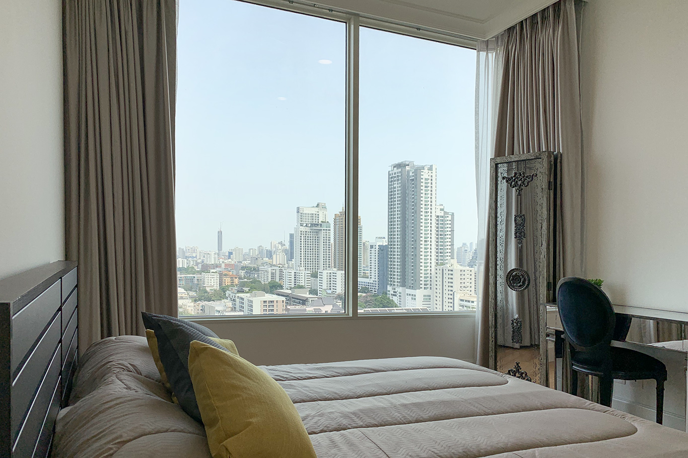 ให้เช่าคอนโด Royce Private Residences (รอย์ช ไพรเวท เรสซิเดนซ์ส) 2 ห้องนอน 2 ห้องน้ำ ขนาด 111.33 ตรม