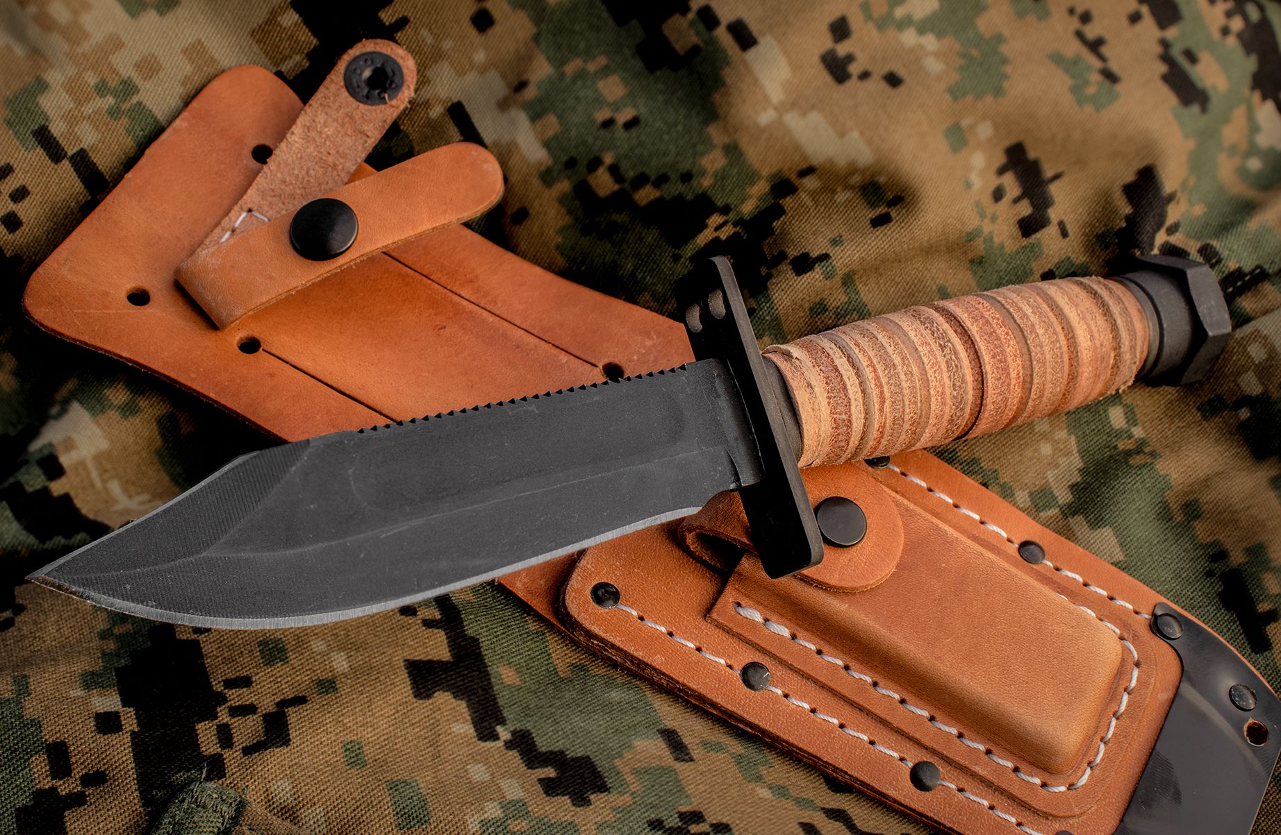 มีดใบตาย Ontario 499 Air Force Survival Knife 5" Sawback Blade with False Top Edge and Blood Grooves, Natural Leather Handle and Sheath - 6150