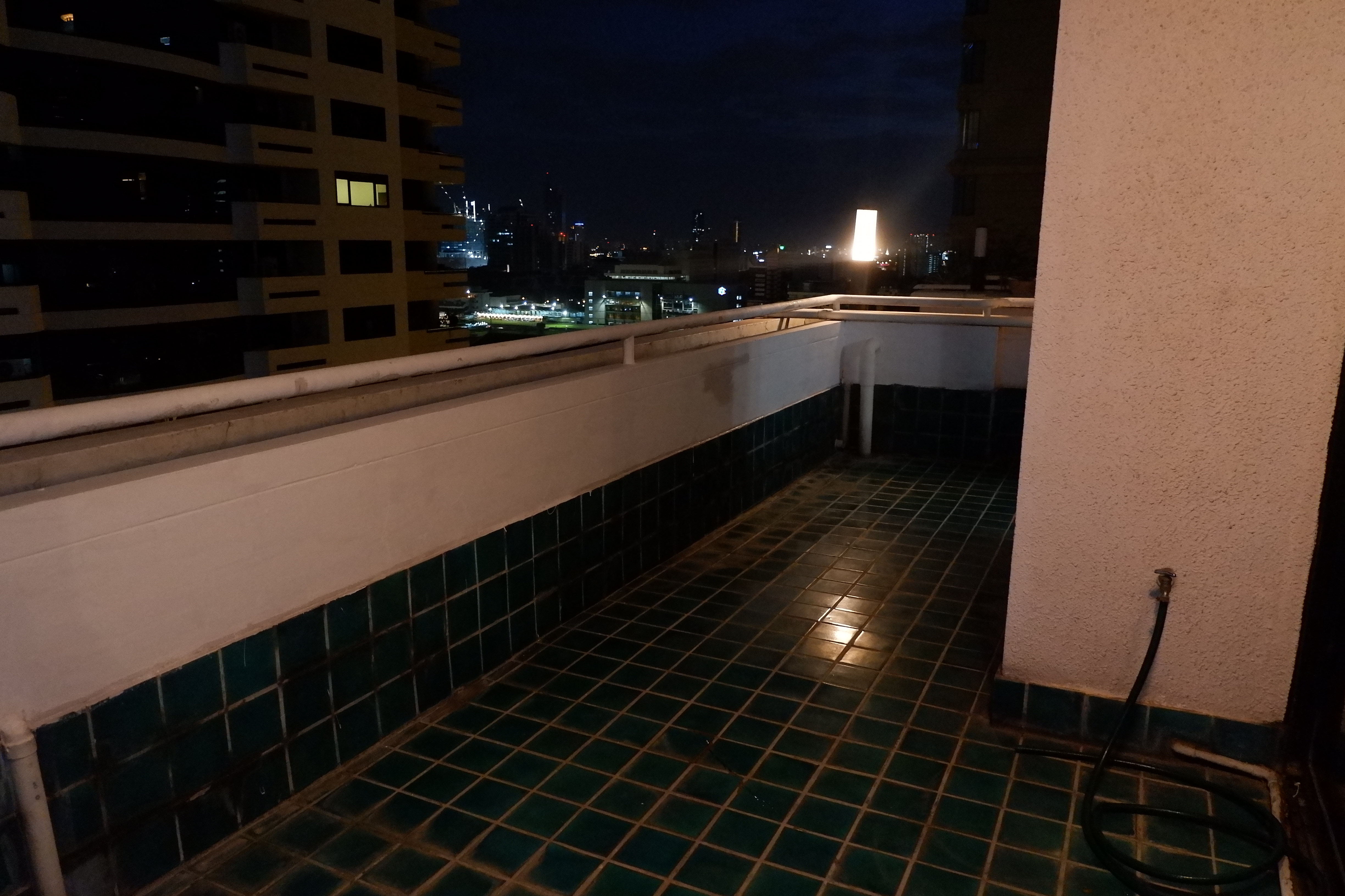 ให้เช่าคอนโด Mitkorn Mansion (มิตรกร แมนชั่น ) 3 ห้องนอน + ห้องแม่บ้าน 2 ห้องน้ำ ขนาด 215 ตรม