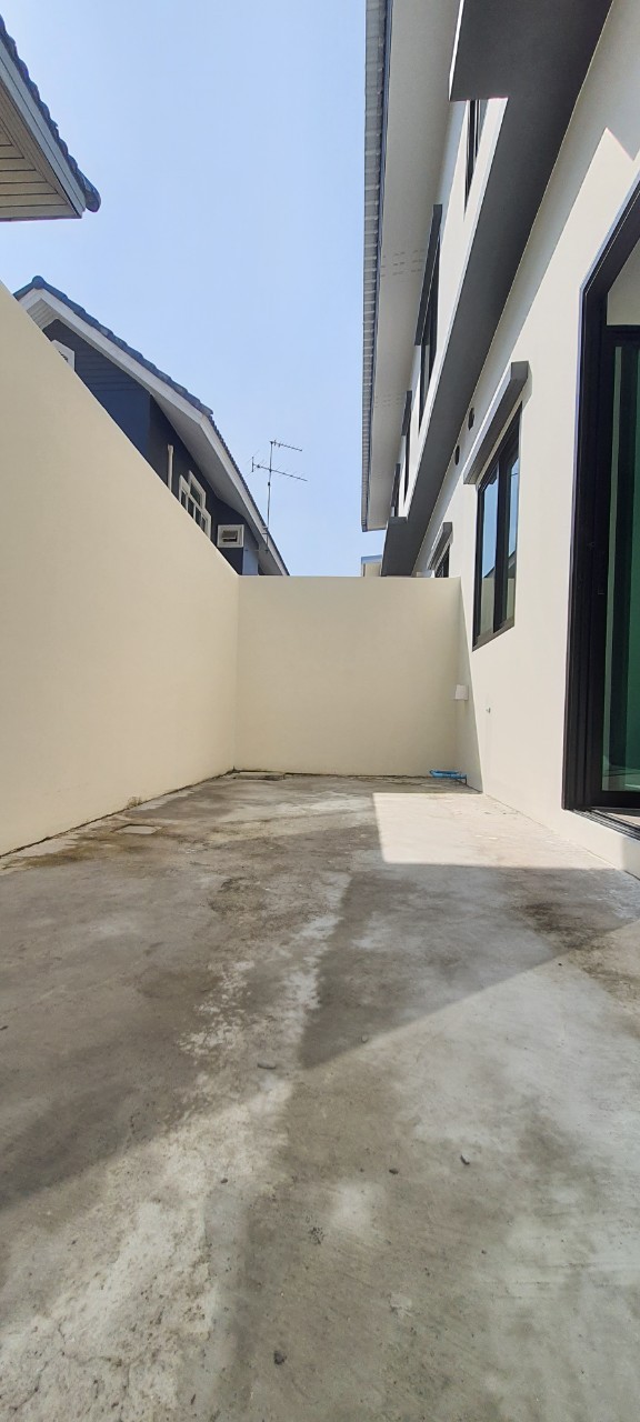 ขายด่วน ซื้อบ้านมีเงินทอน 800,000 บาท ทาวน์เฮ้าส์ไซส์ใหญ่ 2 ชั้น บ้านใหม่มือ 1 หน้ากว้าง 5.7 เมตร พื้นที่ 21 ตร.วา