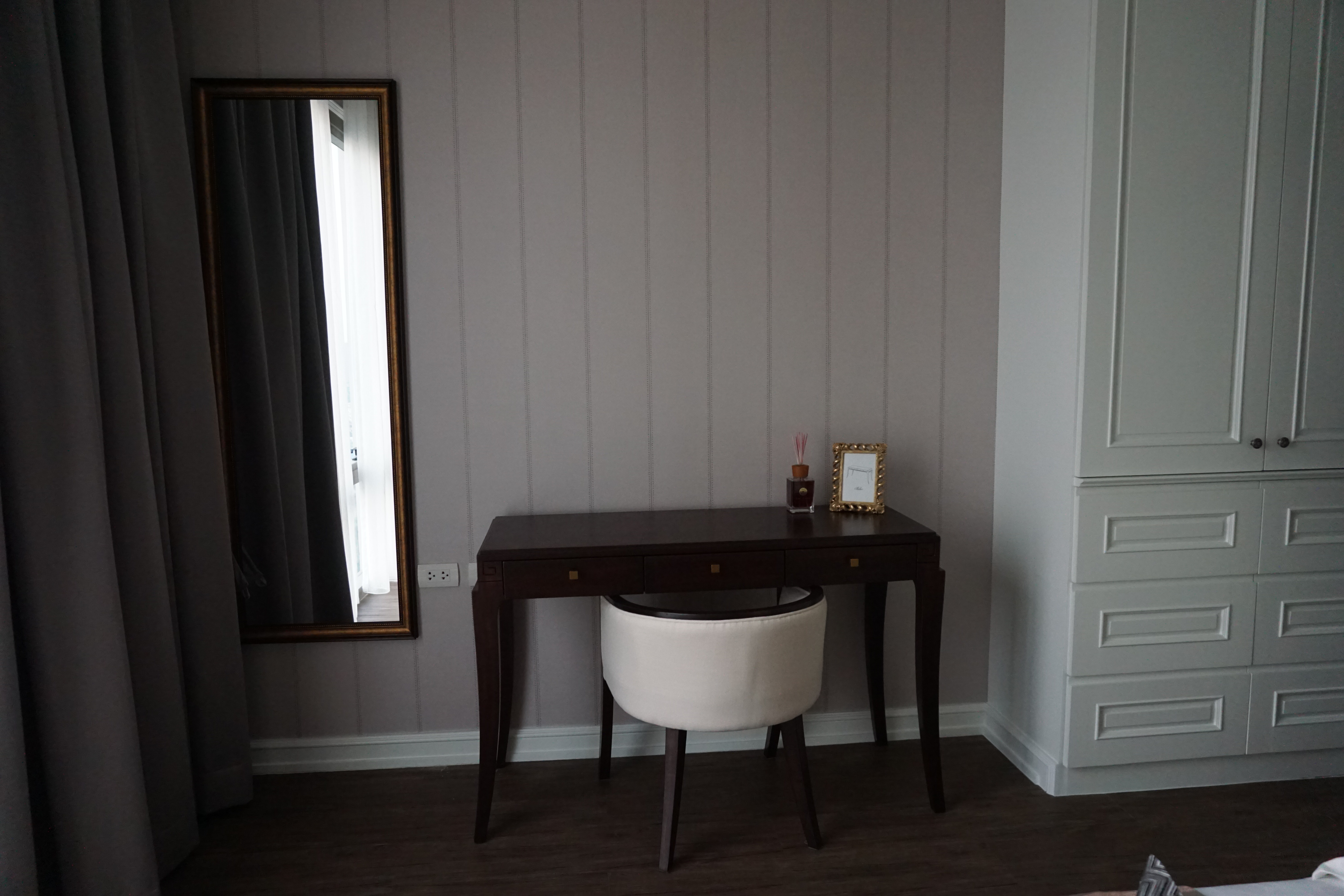 For rent A luxurious 3 bedrooms/bathrooms condo with large balcony overlooking onto the Chao Phraya River.