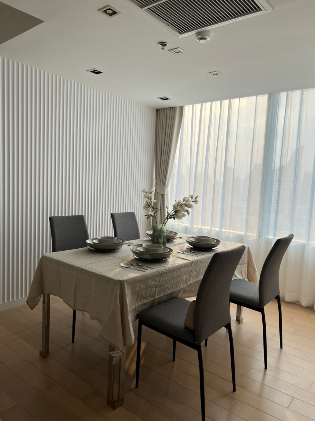 ขายคอนโด Eight Thonglor Residence (เอท ทองหล่อ เรสซิเดนซ์ ) ลักษณะห้อง - ขายคอนโดชั้น 23 วิวสระว่ายน้ำ ราคา 22 ล้าน