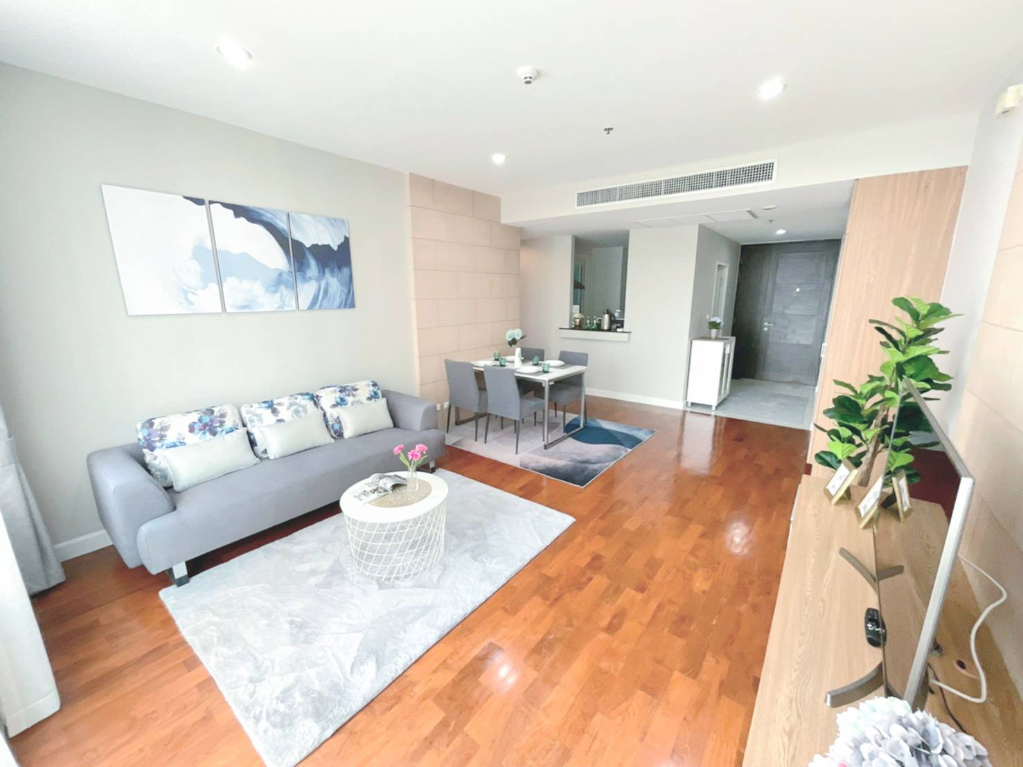 ให้เช่าคอนโด Siri Residence (สิริ เรสซิเด้นซ์) (สุขุมวิท 24) 2 ห้องนอน 2 ห้องน้ํา (1 อ่างอาบน้ํา) ขนาด 93 ตารางเมตร