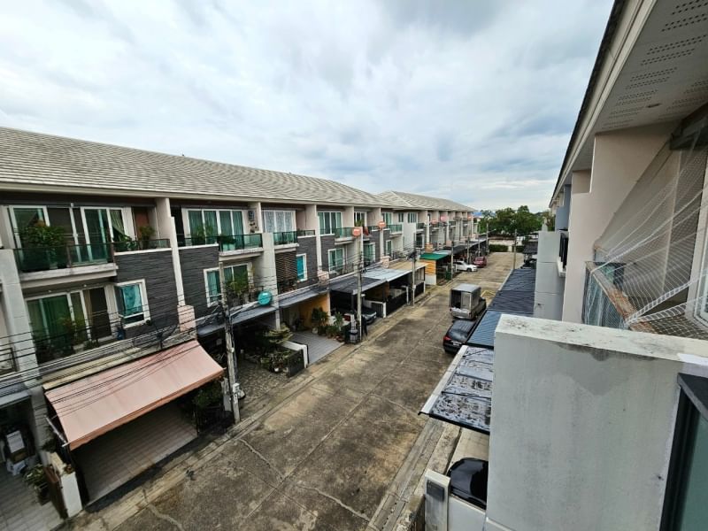 ให้เช่าทาวน์โฮม 3 ชั้น หมู่บ้านภัทรา วิลล่า 8 สตรีวิทยา 2 ซอย10 และ โชคชัย 4 ซอย78 ใกล้ โรงเรียนสตรีวิทยา 2,