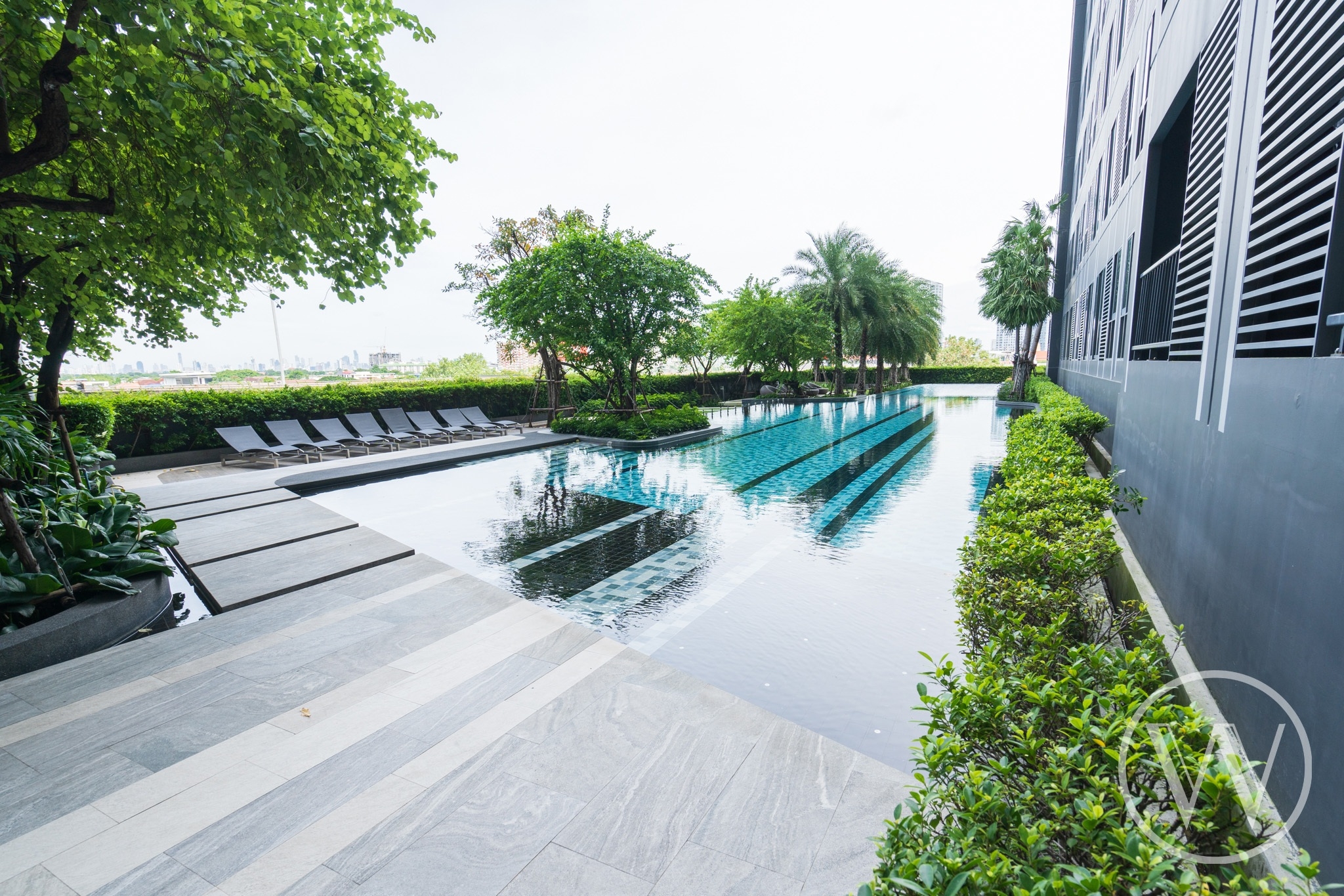 ขายคอนโดหรูติด BTS บางนา IDEO MOBI Sukhumvit Eastgate ไอดีโอ โมบิ สุขุมวิท อีสท์เกต ห้องสตูดิโอขนาด 22 ตร.ม. ชั้น 11 วิวสระว่ายน้ำ