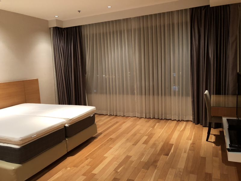 For rent The Emporio Place Sukhumvit 24 3+1 Bedroom 4 Bathroom 161 sqm. 34th floor. Fully furnished 150,000 Baht 1 year lease up to