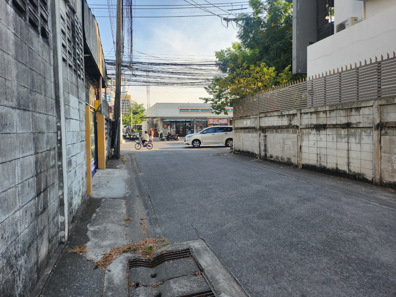 ขายคอนโด The Green Condo 3 เดอะ กรีน คอนโด 3 เฟส : 3 ชั้น: 7 แบบ 1 ห้องนอน 1 ห้องน้ำ 1 ห้องนั่งเล่นและ 1 ห้องครัว ขนาด 31.5 ตารางเมตร