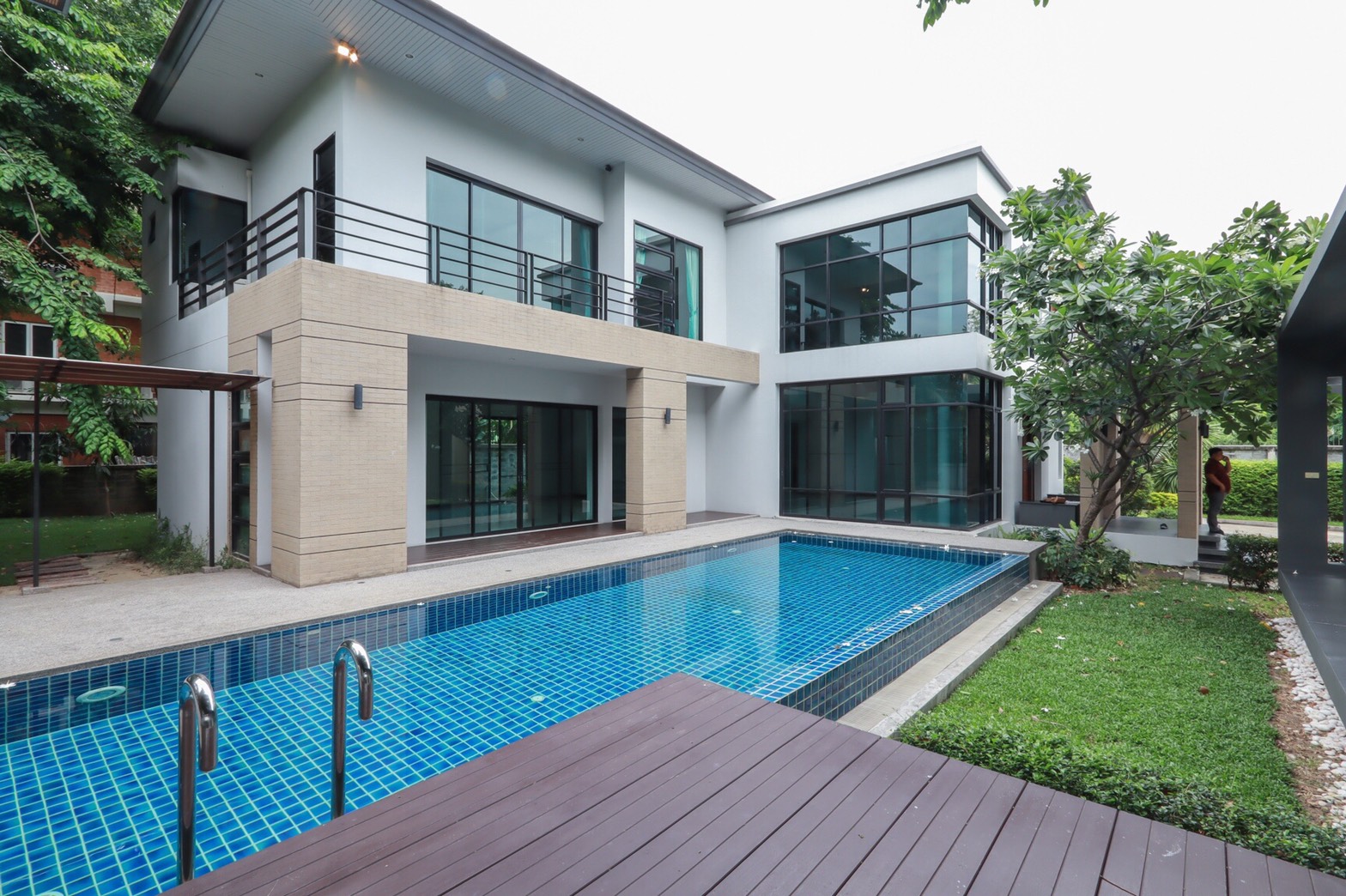 ให้เช่าบ้านเดี่ยว 2 ชั้น มีสระว่ายน้ำส่วนตัว ใกล้เอกมัย / ทองหล่อ เพียง 700-800 เมตร อยู่ถนนประดิษฐ์มนูญธรรม (ซอย ยืนยง)