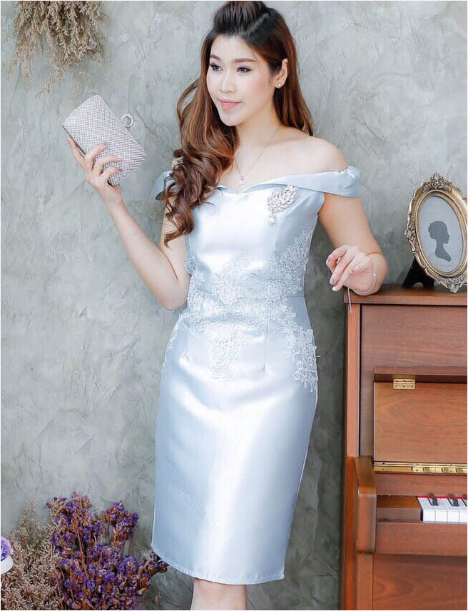 ชุดออกงาน ชุดไปงานแต่งงานสีฟ้า เข้ารูป เปิดไหล่ ผ้าไหมอิตาลี แนวหวานๆ สวยหรู ดูดี