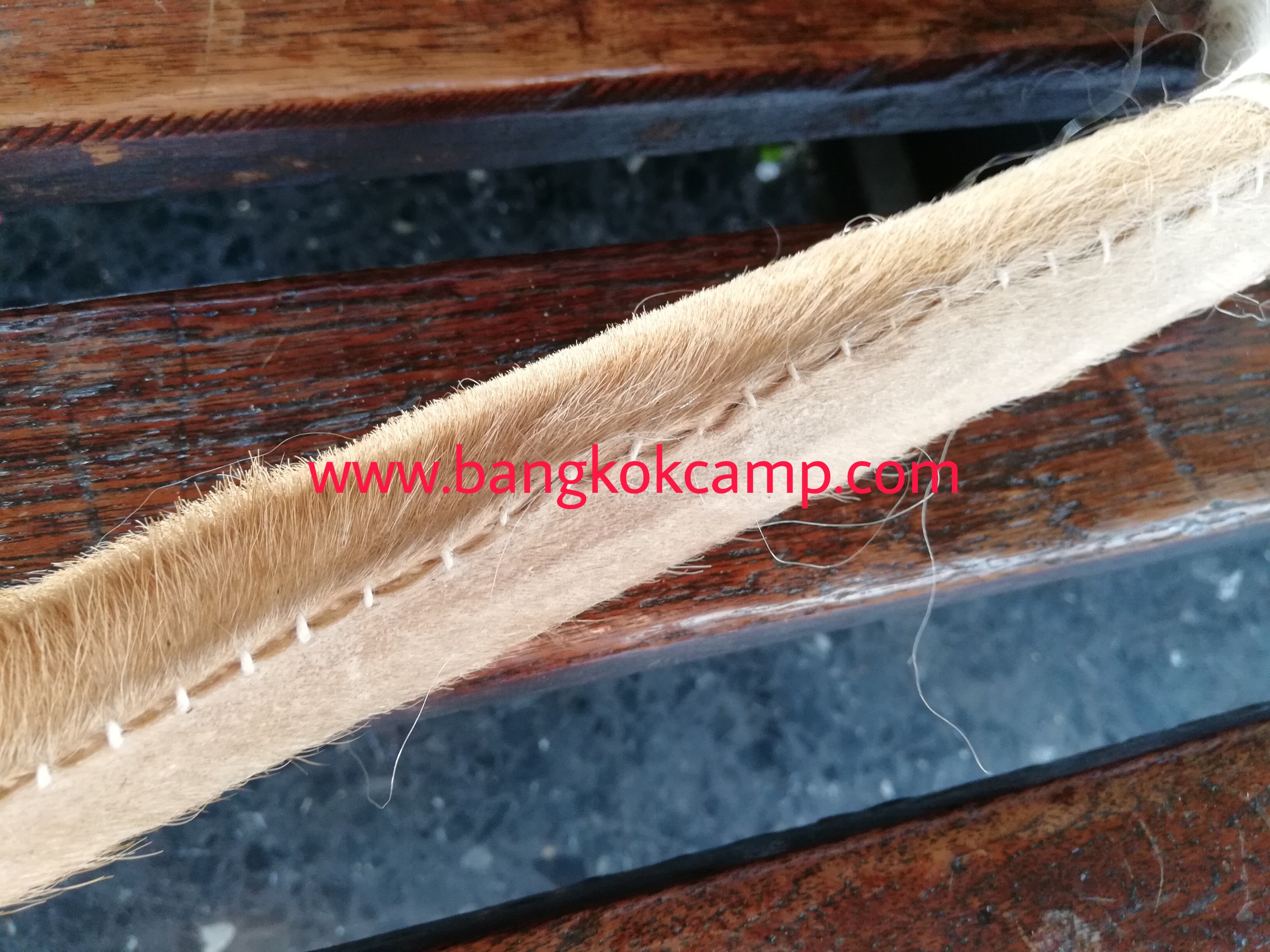 แส้ขนจามรีแท้ ด้ามหนัง​ ใหม่เก่าเก็บ ไม่ผ่านการใช้ (1) ขนสีขาว หายาก