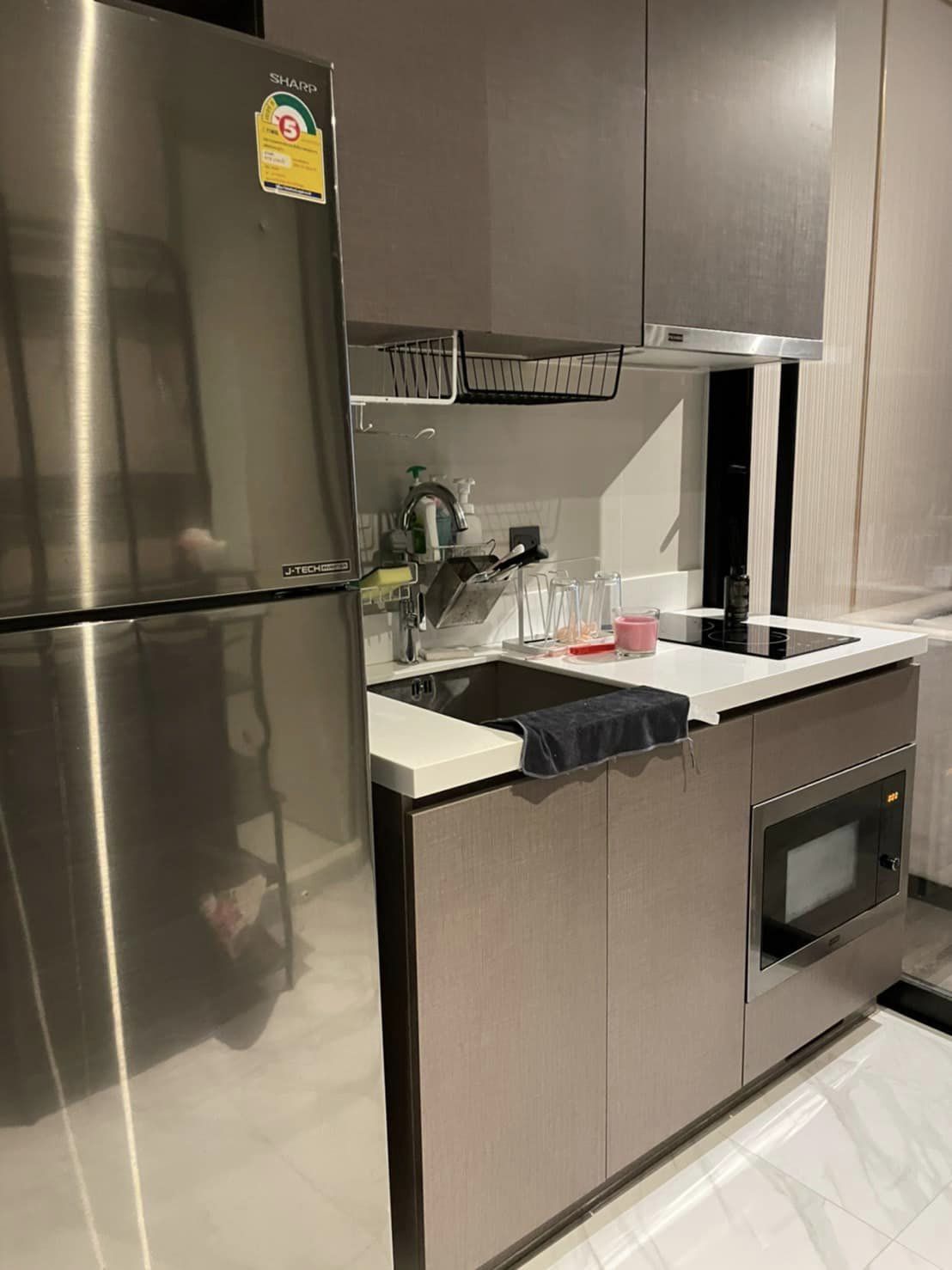 ให้เช่าคอนโด RHYTHM Ekkamai (ริทึ่ม เอกมัย) ห้อง STUDIO ขนาด 32 ตรม. ชั้น 29 มีกั้นระหว่างโซนครัวและโซนนอน