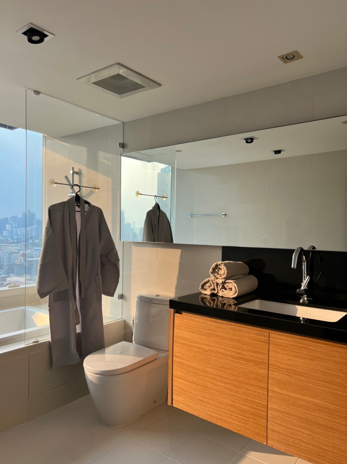 ขายคอนโด Eight Thonglor Residence (เอท ทองหล่อ เรสซิเดนซ์ ) ลักษณะห้อง - ขายคอนโดชั้น 23 วิวสระว่ายน้ำ ราคา 22 ล้าน