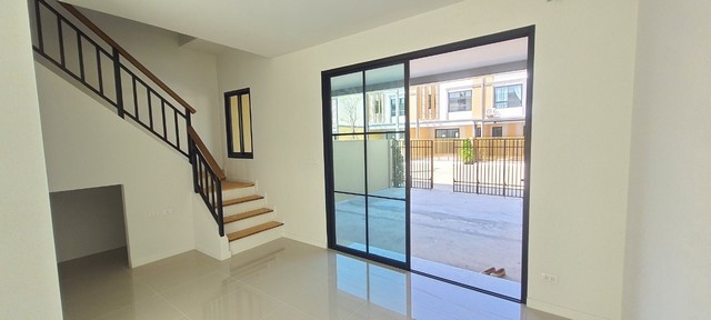 ขายด่วน ซื้อบ้านมีเงินทอน 800,000 บาท ทาวน์เฮ้าส์ไซส์ใหญ่ 2 ชั้น บ้านใหม่มือ 1 หน้ากว้าง 5.7 เมตร พื้นที่ 21 ตร.วา