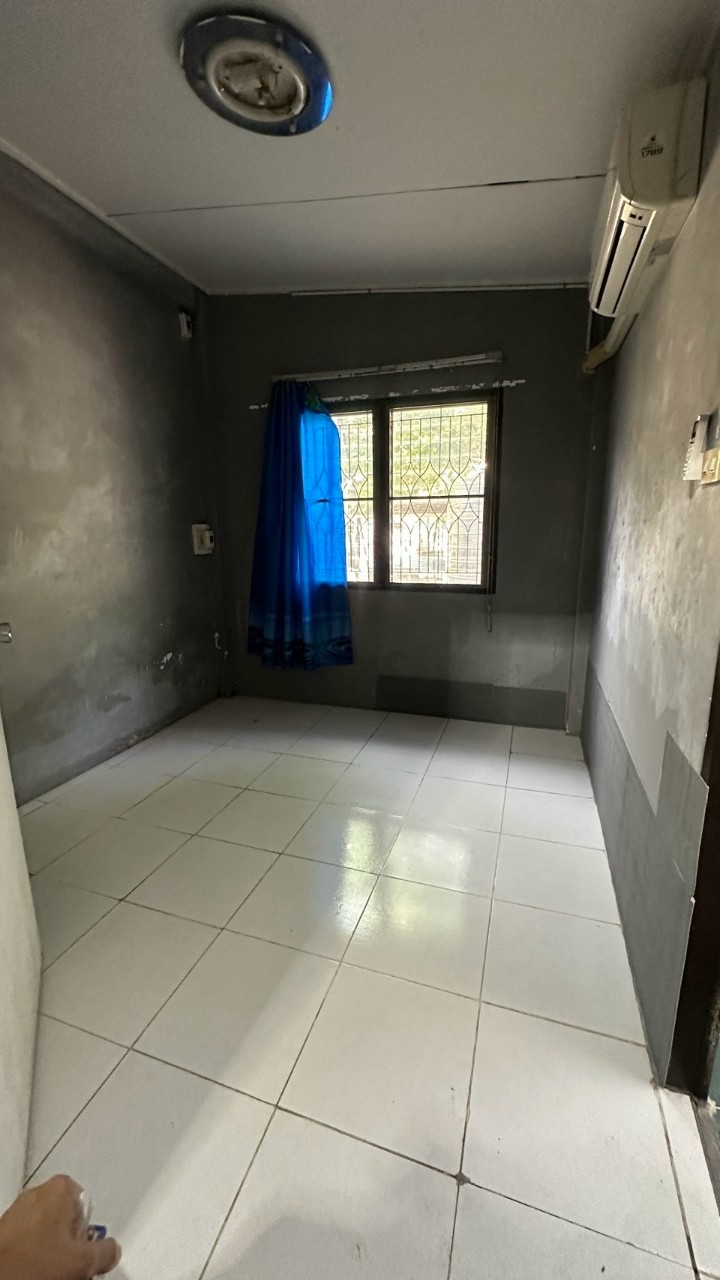 ให้เช่าบ้านเดี่ยว 2 ชั้น ซอยลาดพร้าว 1 แยก 25 มี 5 ห้องนอน 3 ห้องน้ำ 1 ห้องครัว 1 ห้องรับแขก นอกบ้านมีห้องเก็บของ