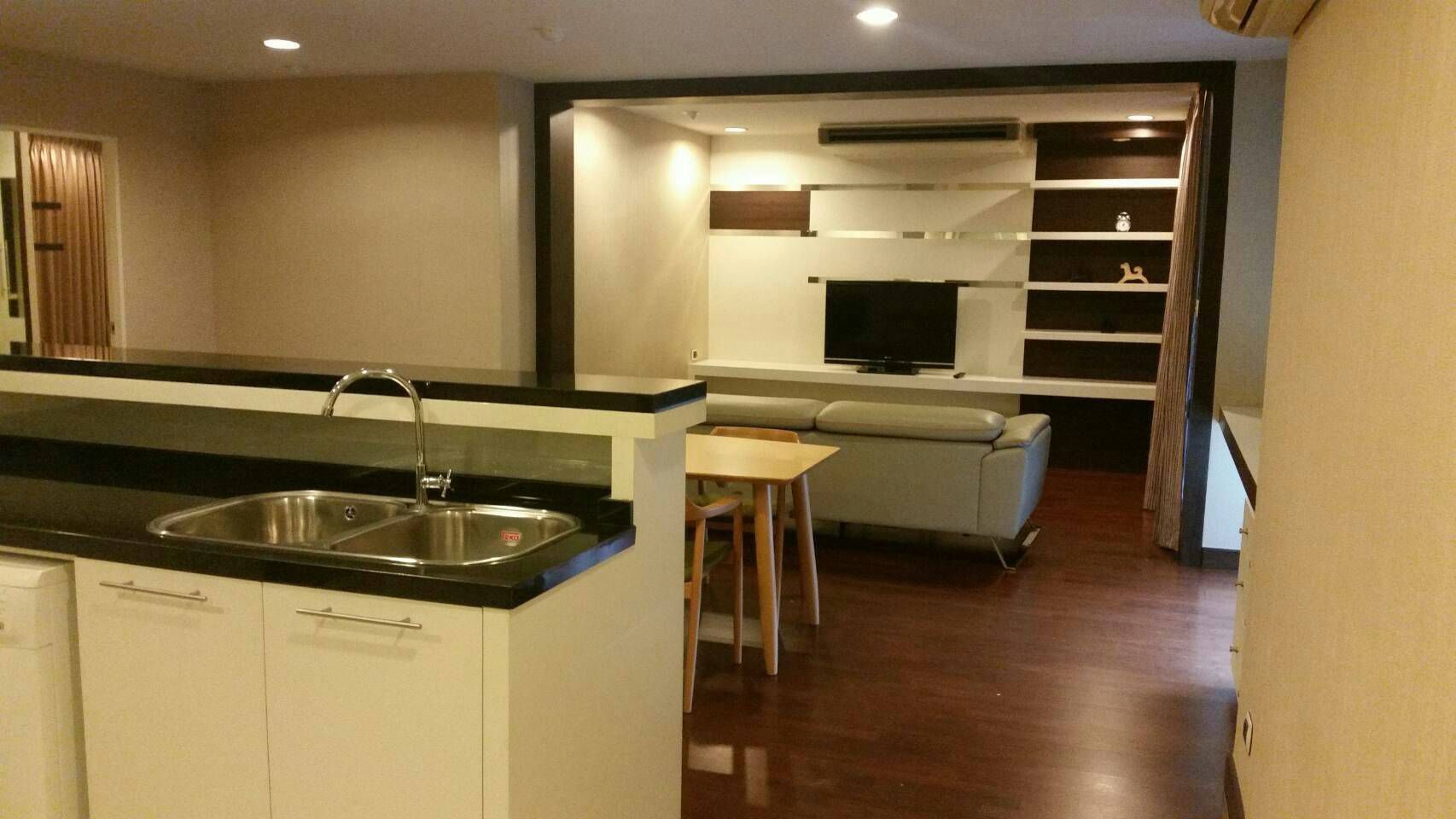 ให้เช่าคอนโด The Aree Condominium (ดิ อารีย์ คอนโดเนียม) 2 ห้องนอน 2 ห้องน้ำ ขนาด 102 ตรม ชั้น 7 (ห้อง 40 ) ห้องแต่งครบพร้อมอยู่ ราคาเช่า 38,000 บาทต่อเดือน