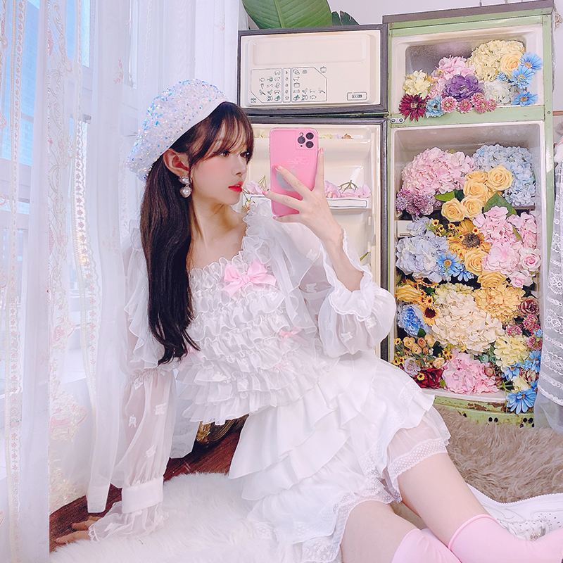 Summer Joy : พรีออเดอร์ เสื้อแฟชั่นแขนยาวแต่งระบายไล่ระดับประดับโบว์ชมพู และ กระโปรงระบายสีขาว (ราคาแยกชิ้น)